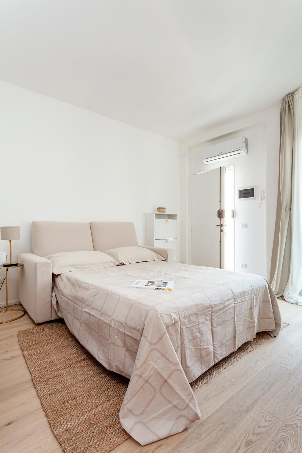 Bed, Living room, air conditioner