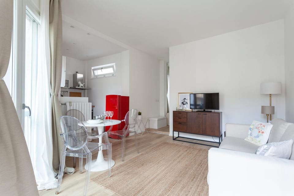 TV and multimedia, Kitchen or kitchenette, Living room, Photo of the whole room, Seating area, Dining area, air conditioner