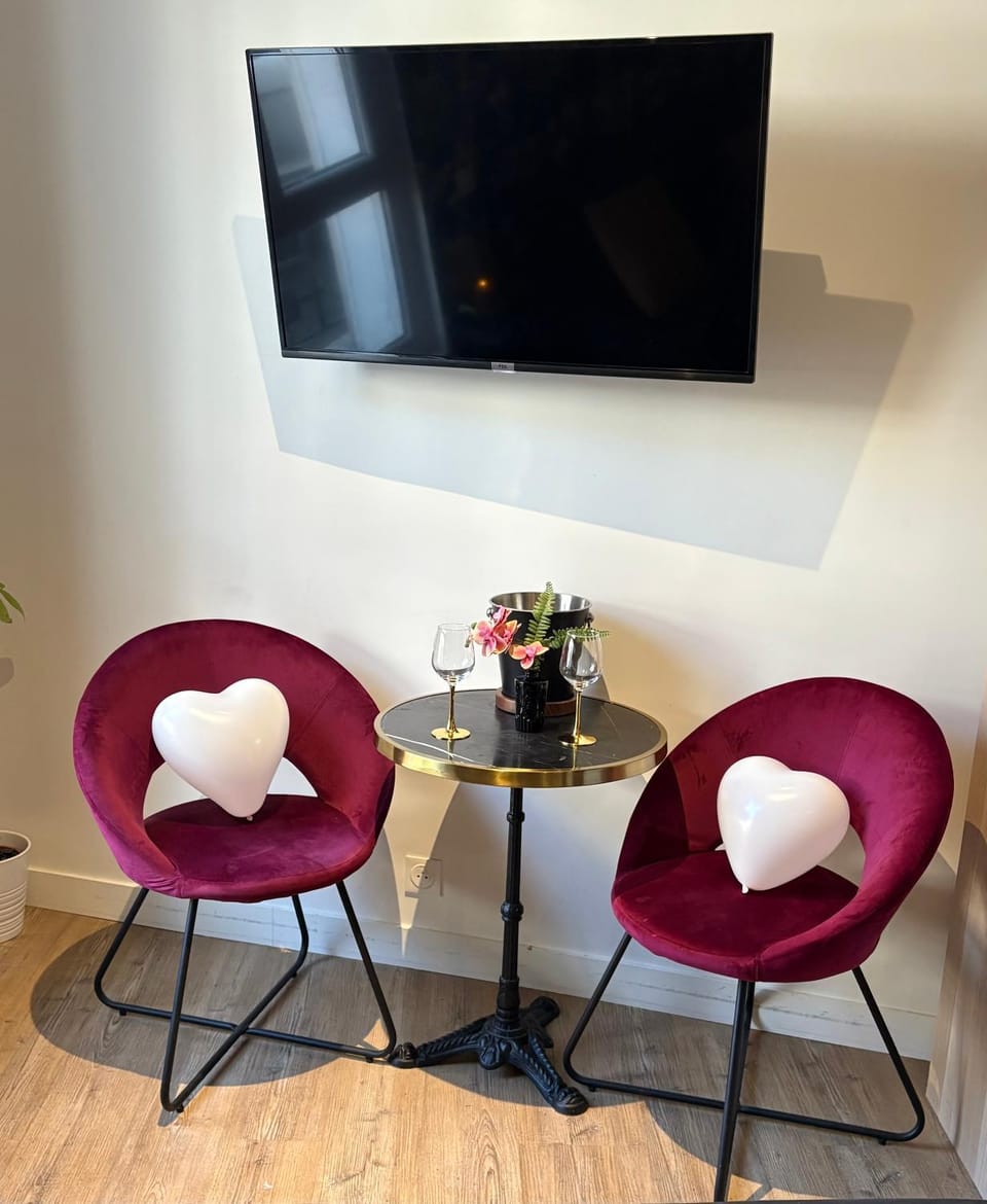 TV and multimedia, Seating area