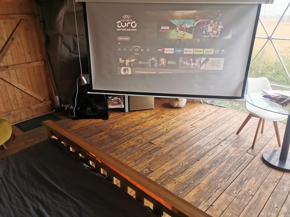 Dome One with Hot Tub, Lincoln, Projector, Firepit Apartment in West Lindsey District