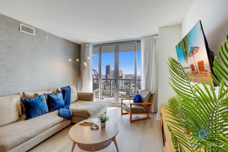Amaizing Pool Infinity View w Balcony Gym Apartment in Hallandale Beach