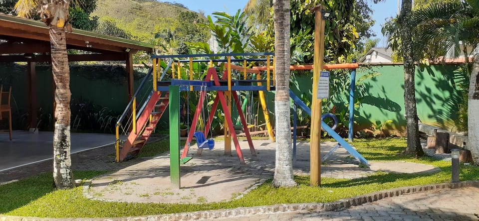 Excelente casa em condomínio fechado em Juquehy. 2 suítes, ar, piscina comum. House in São Sebastião