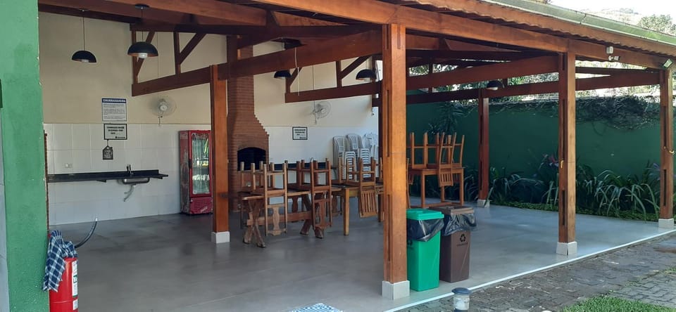 Excelente casa em condomínio fechado em Juquehy. 2 suítes, ar, piscina comum. House in São Sebastião