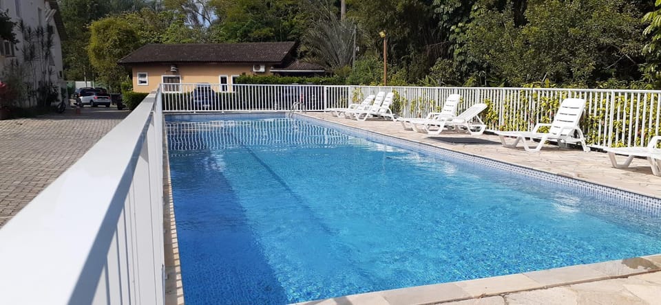 Excelente casa em condomínio fechado em Juquehy. 2 suítes, ar, piscina comum. House in São Sebastião