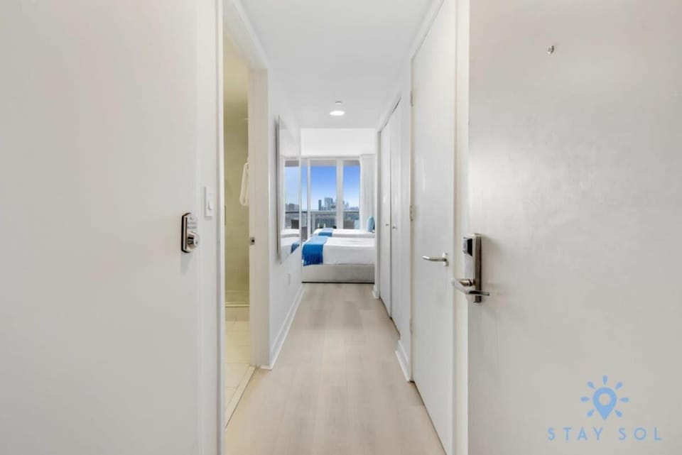 Upper studio w Balcony Pool Gym Near Beach House in Hallandale Beach