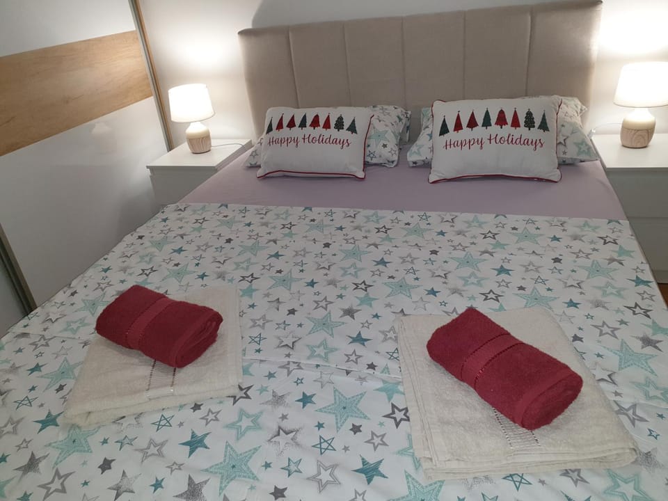 Bedroom, towels