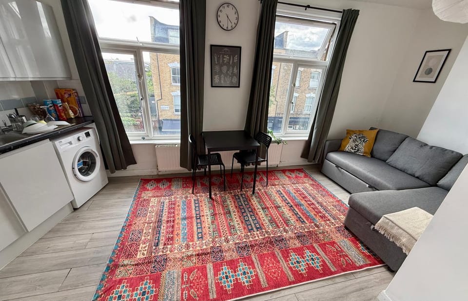 Bed, Living room, Photo of the whole room, washing machine