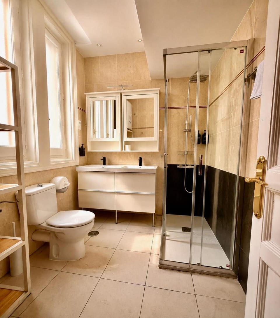 Shower, Toilet, towels