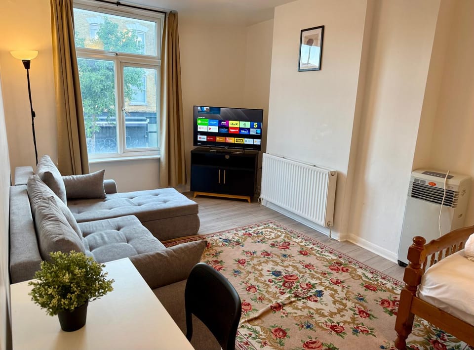Communal lounge/ TV room, Bed, TV and multimedia