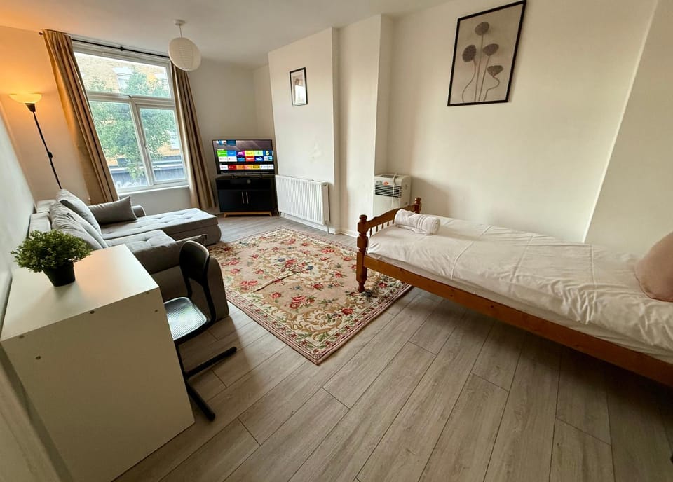 Communal lounge/ TV room, Bed, TV and multimedia, Photo of the whole room