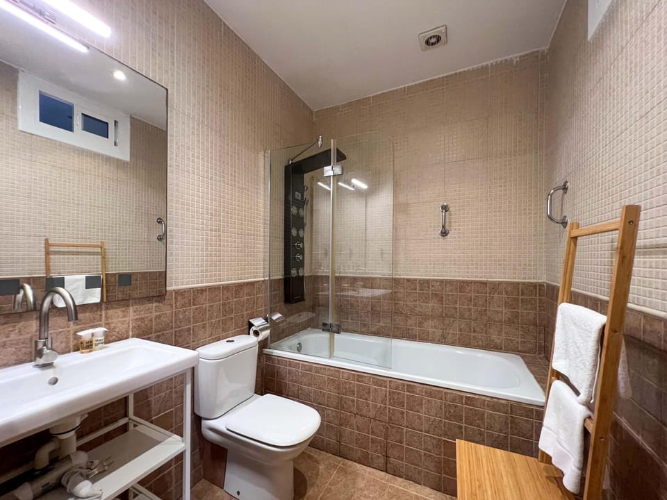 Shower, Toilet, Hot Tub, Bath, towels
