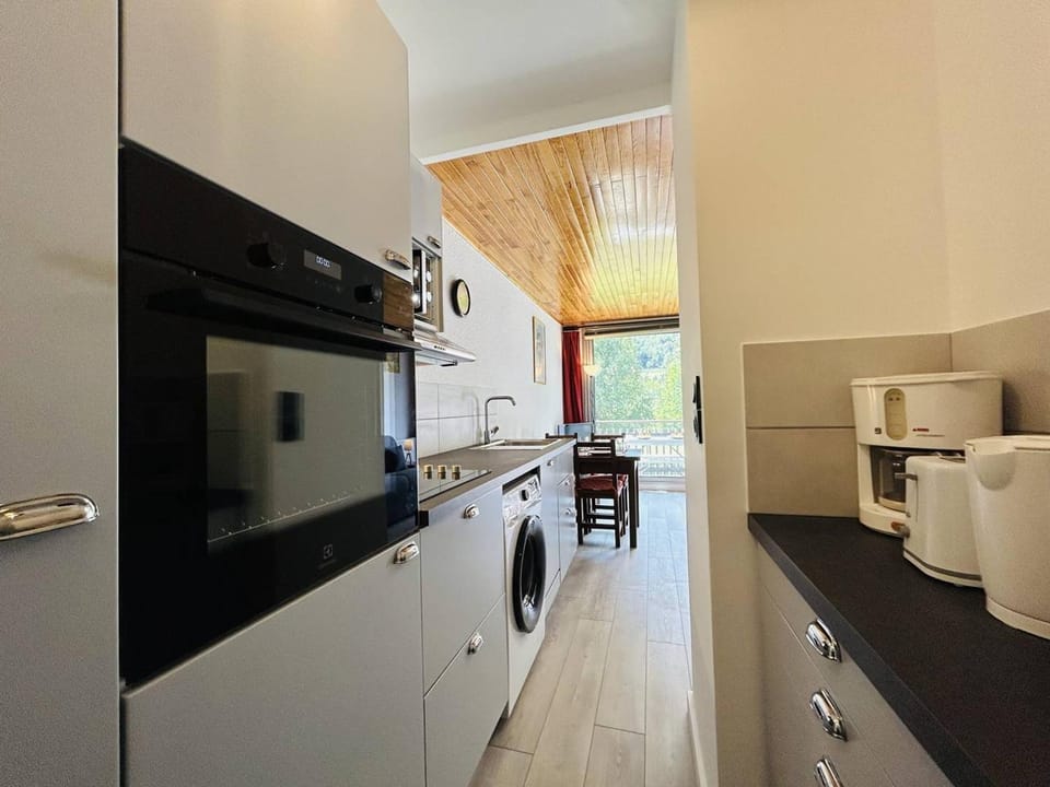 Studio Cabine Rénové avec Balcon et Parking Près des Pistes – La Salle-les-Alpes - FR-1-330F-220 Cabin in Saint-Chaffrey