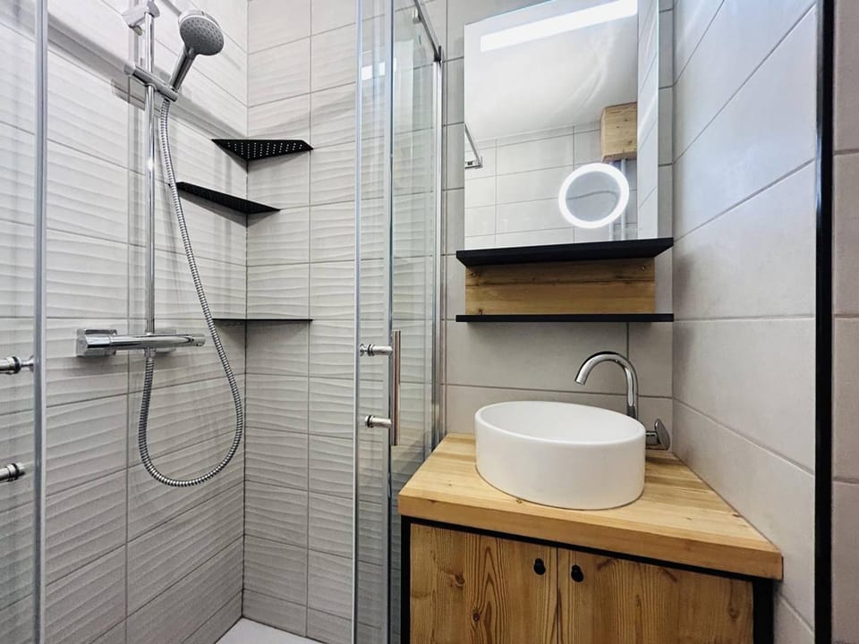 Studio Cabine Rénové avec Balcon et Parking Près des Pistes – La Salle-les-Alpes - FR-1-330F-220 Cabin in Saint-Chaffrey