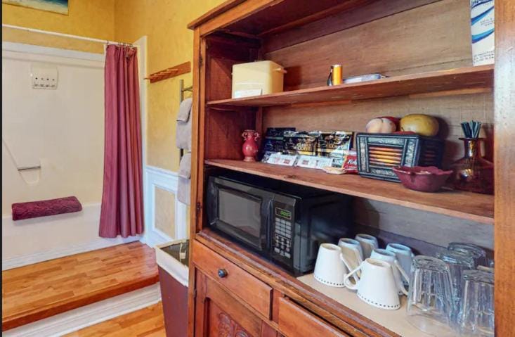 The Grand Suite - Tradewinds Apartment in Eureka Springs