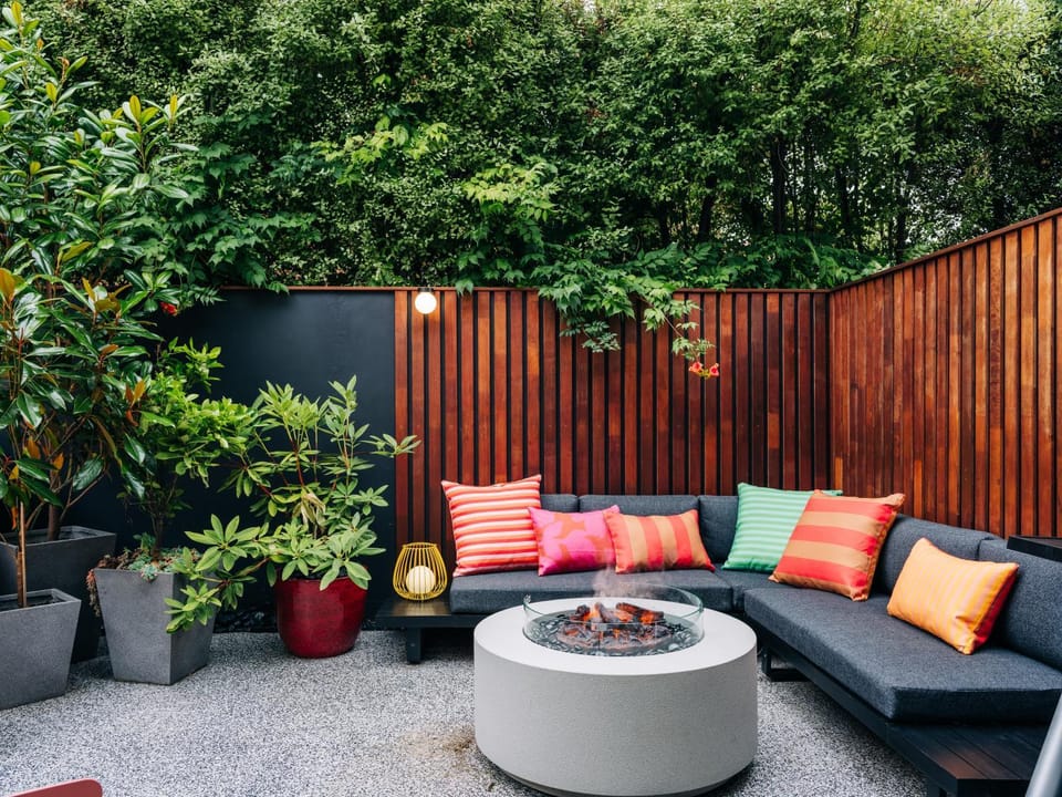 King Bed, Hot Tub & Parking in Heart of Sandy Bay Apartment in Tasmania
