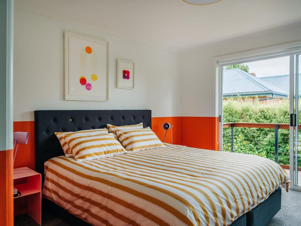 King Bed, Hot Tub & Parking in Heart of Sandy Bay Apartment in Tasmania