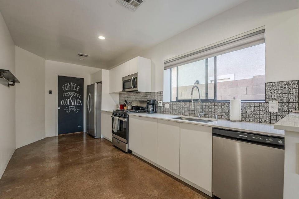 Cheerful PHX Home and Guest House in Central PHX House in Phoenix