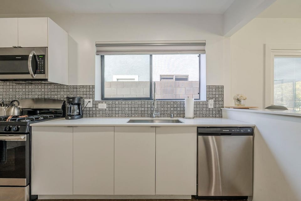 Cheerful PHX Home and Guest House in Central PHX House in Phoenix