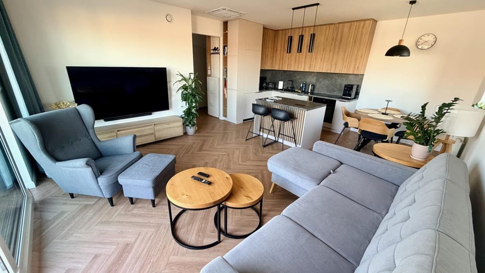 Meals, Family, internet, locker, kitchen, air conditioner