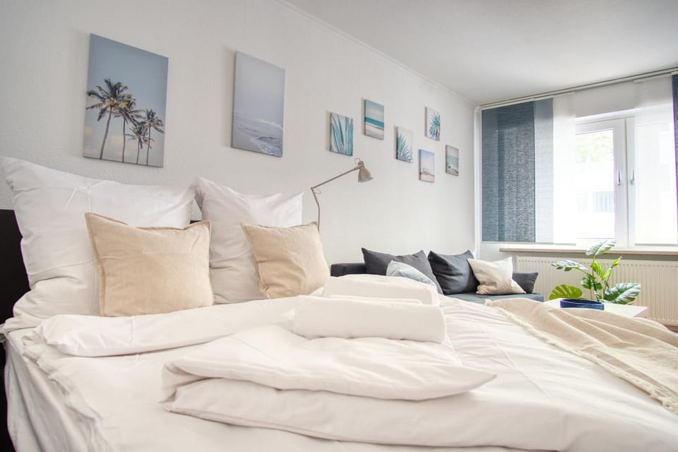 Bed, Bedroom, towels