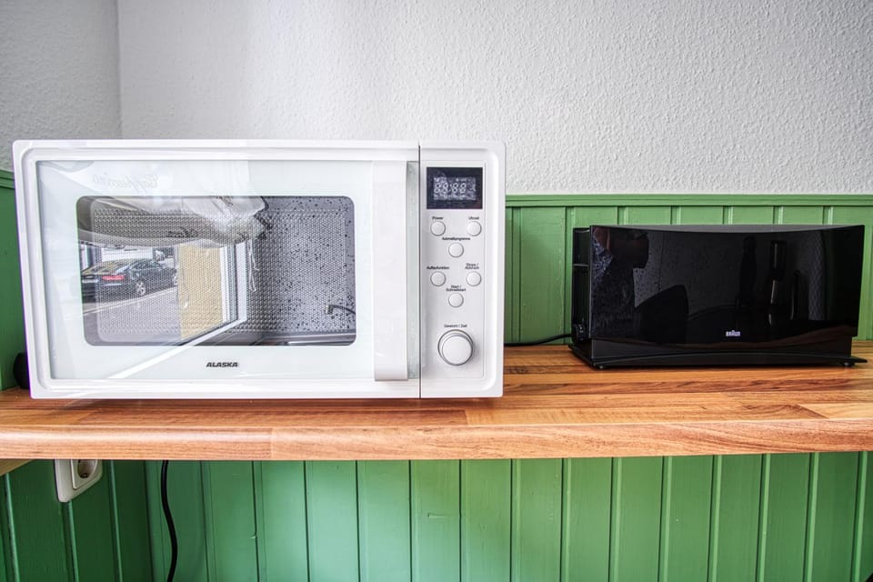 Kitchen or kitchenette, minibar