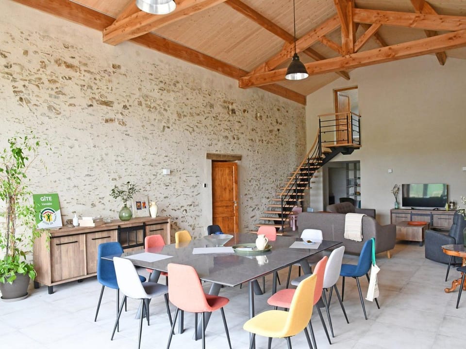 Gîte rénové avec piscine intérieure, accessible PMR, en plein cœur du Bocage Vendéen. - FR-1-426-536 House in Pays de la Loire