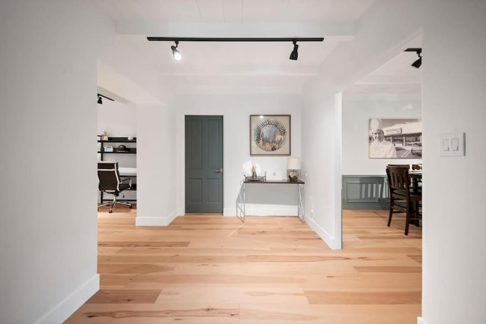 Chic 4BR Oasis in Studio City Toluca Lake Adjacent House in Toluca Lake