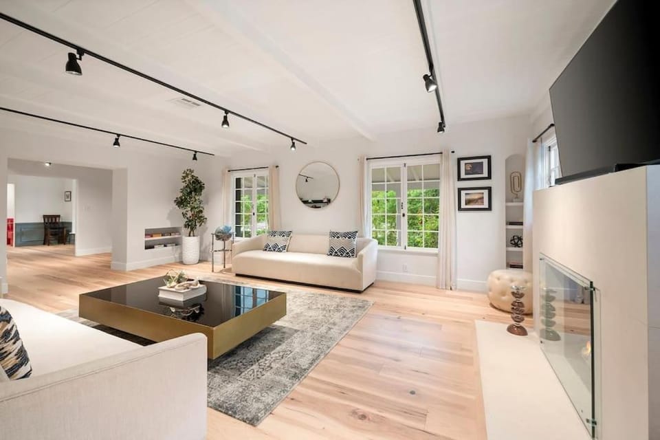 Chic 4BR Oasis in Studio City Toluca Lake Adjacent House in Toluca Lake