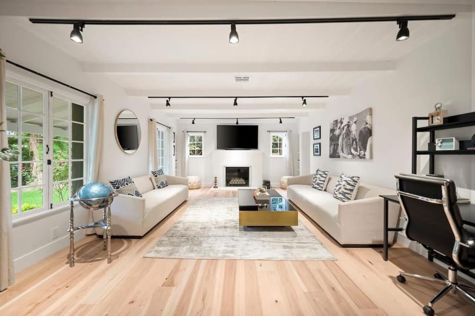 Chic 4BR Oasis in Studio City Toluca Lake Adjacent House in Toluca Lake