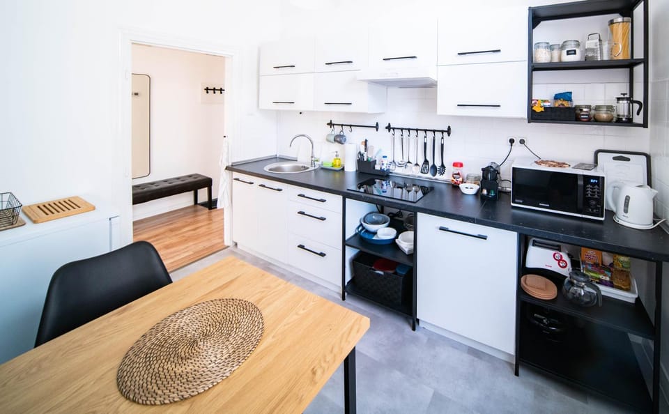 Coffee/tea facilities, Kitchen or kitchenette, Dining area, minibar