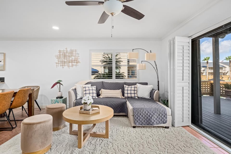 Living room, Seating area, furniture
