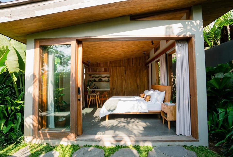 Property building, Bed, Day, Garden, Photo of the whole room, Bedroom