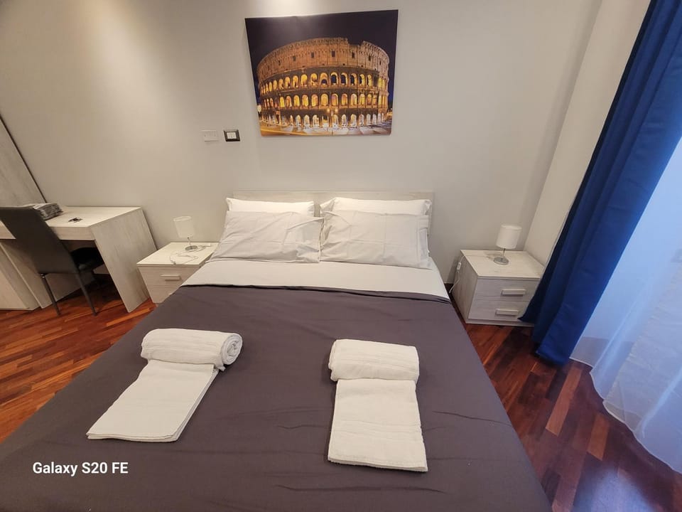 Bed, Bedroom, towels