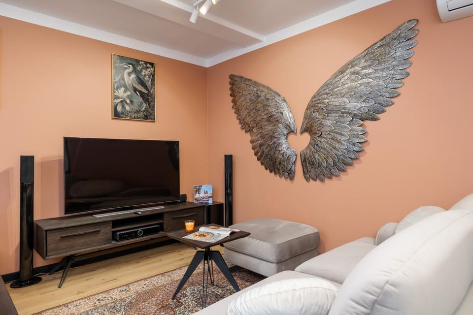 Communal lounge/ TV room, TV and multimedia, Living room