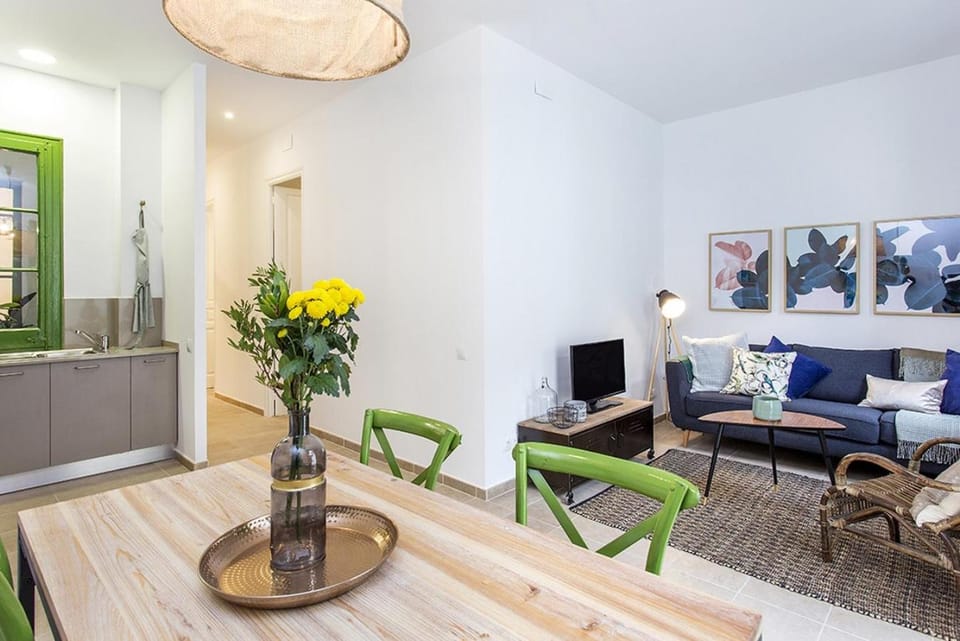TV and multimedia, Kitchen or kitchenette, Living room, Seating area, Dining area