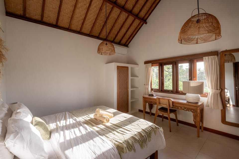 Photo of the whole room, Bedroom