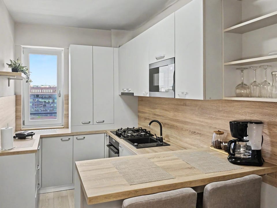 Coffee/tea facilities, Kitchen or kitchenette, Dining area, microwave, oven, stove, toaster, kitchen