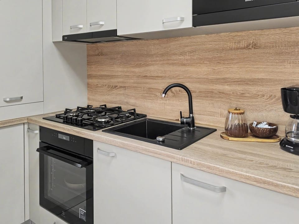 Coffee/tea facilities, Kitchen or kitchenette, oven, stove