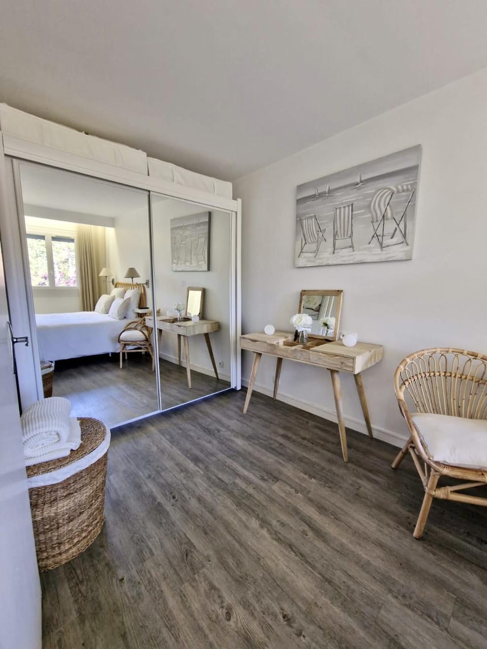 Photo of the whole room, Bedroom