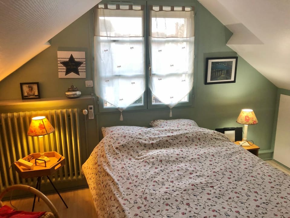 Bed, Living room, Photo of the whole room, Bedroom