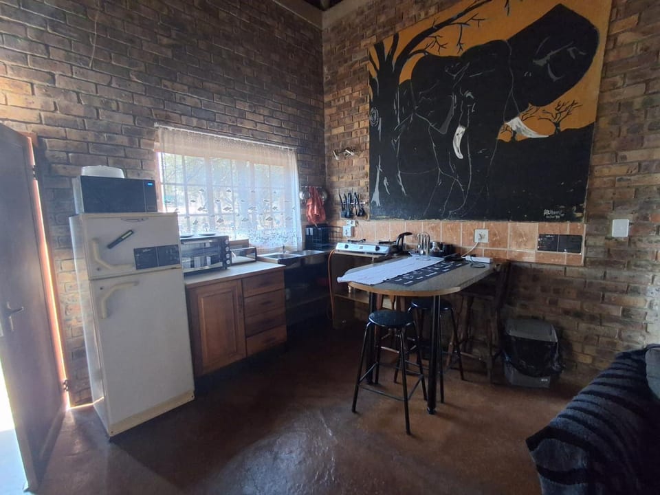 Kitchen or kitchenette, Dining area, stove