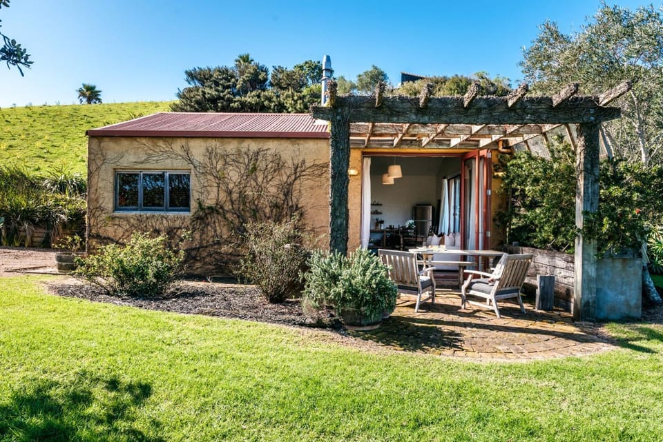 The Vineyard Cottage at Cypress Ridge House in Auckland Region