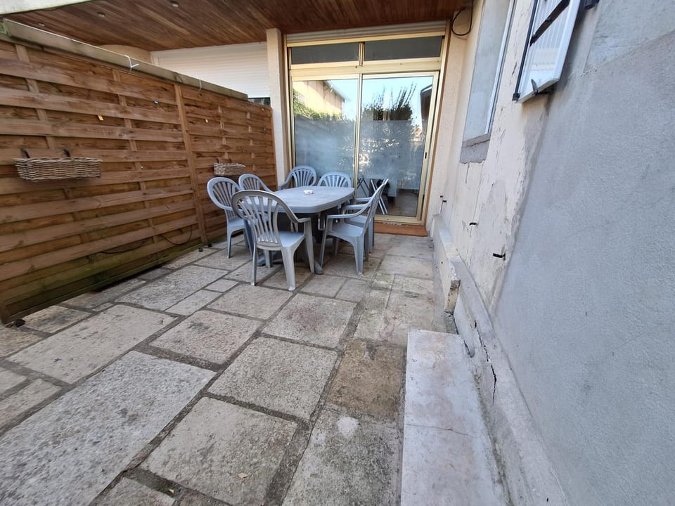 Property building, Balcony/Terrace, Dining area