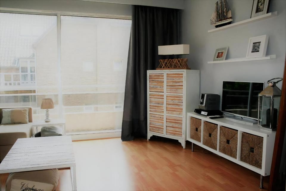 Property building, TV and multimedia, Kitchen or kitchenette, Living room, Seating area