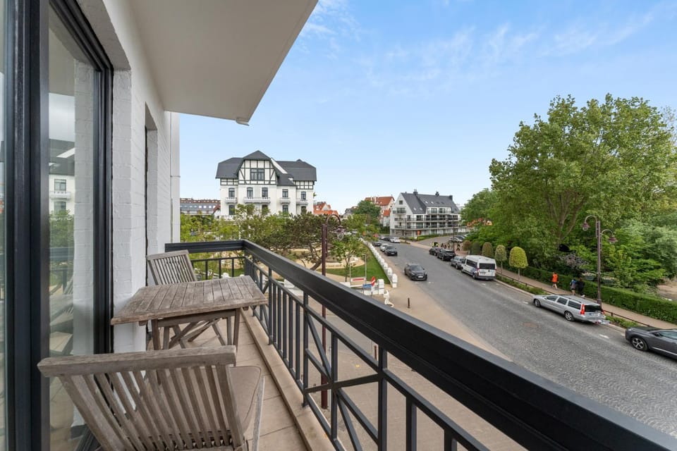 Property building, Day, Neighbourhood, View (from property/room), Balcony/Terrace, City view, Street view, Location