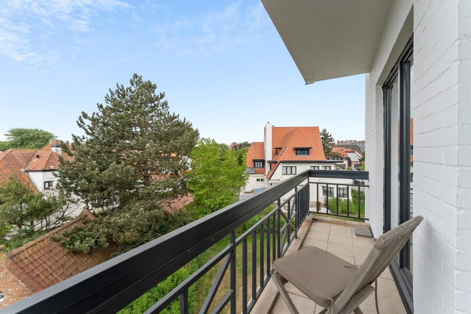 Property building, Day, View (from property/room), Balcony/Terrace