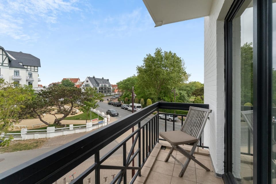 Property building, Day, View (from property/room), Balcony/Terrace
