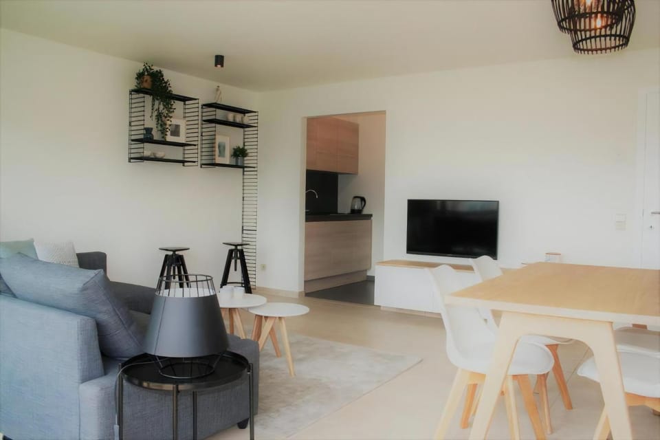 Property building, TV and multimedia, Kitchen or kitchenette, Living room, Seating area, Dining area