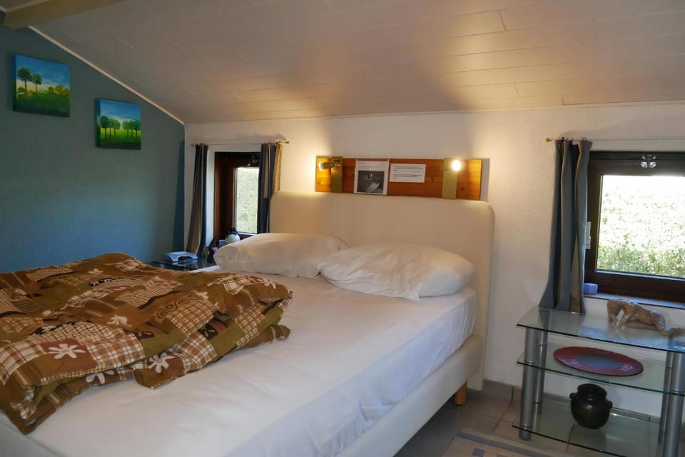 Property building, Bed, Bedroom