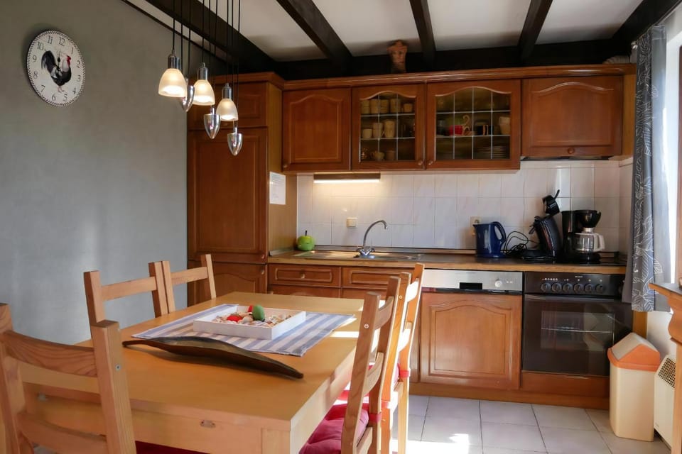 Property building, Coffee/tea facilities, Kitchen or kitchenette, Dining area, dishwasher, stove